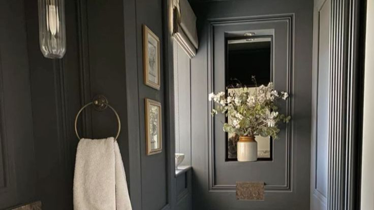 Colour drenching using dark grey in a bathroom