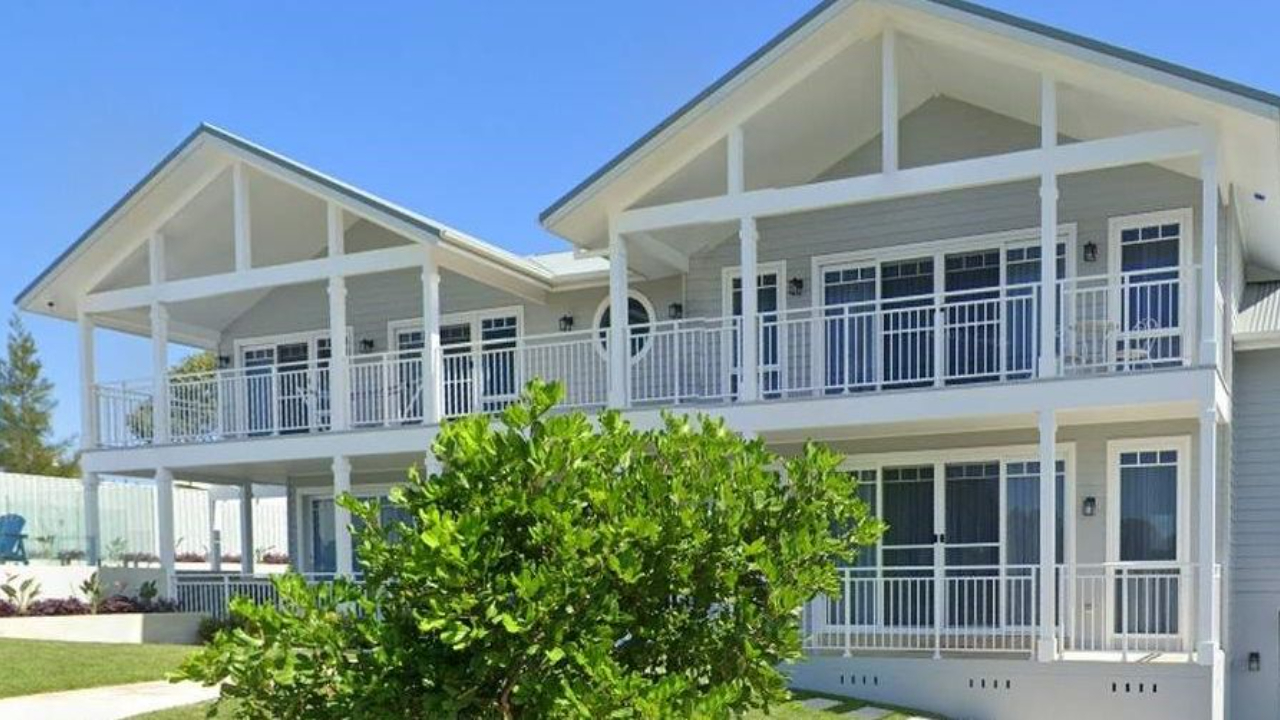 Coastal style home with Dulux Lexicon Quarter trim