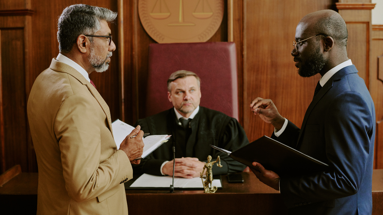 Courtroom scene with attorneys presenting arguments before a judge, representing how restaurant injury cases and safety documentation may be examined in legal proceedings.