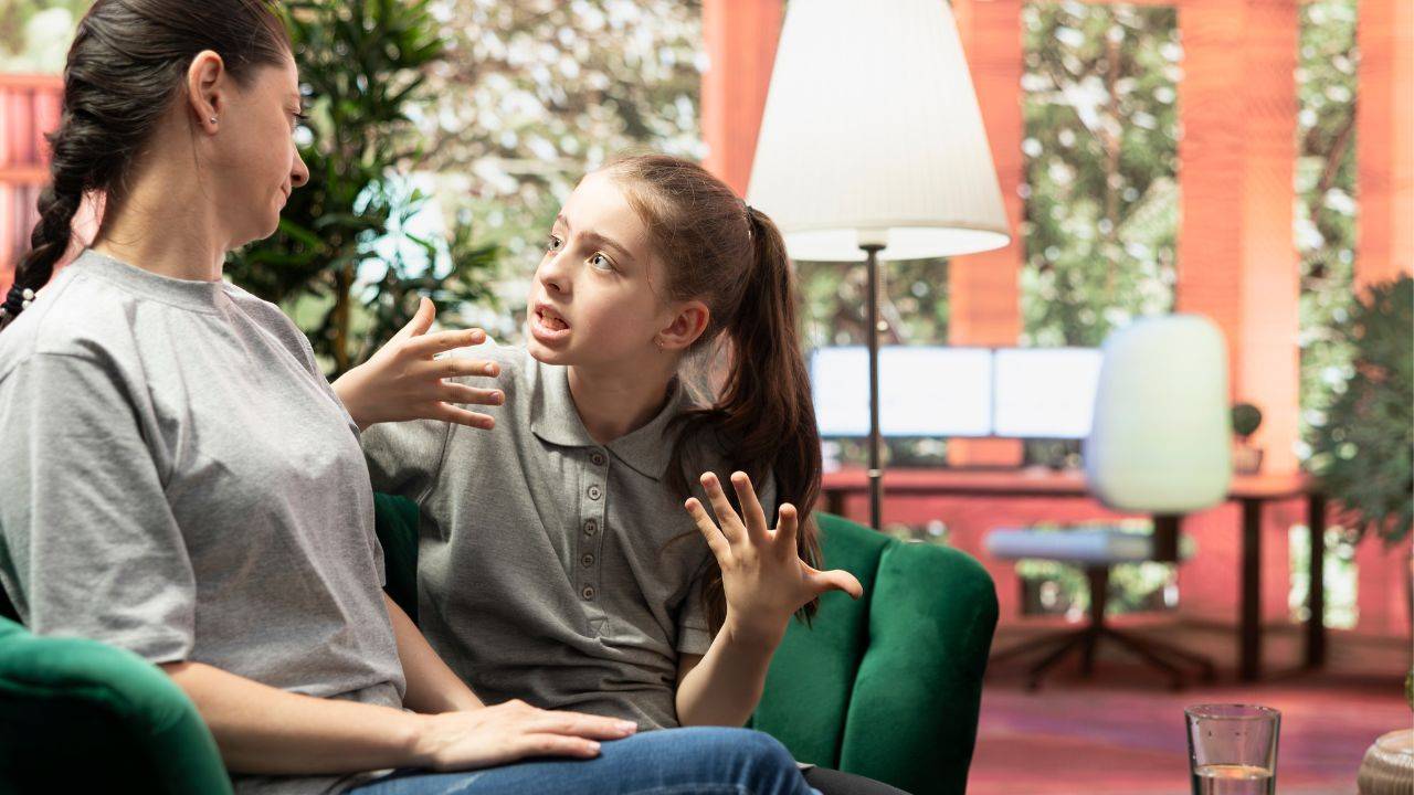 Mère qui donne une limite claire à son enfant et enfant qui s'oppose