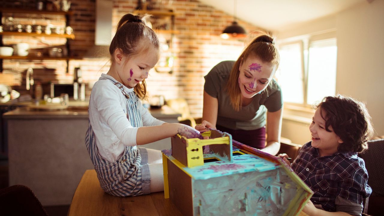 maman qui s'amusent avec ses enfants