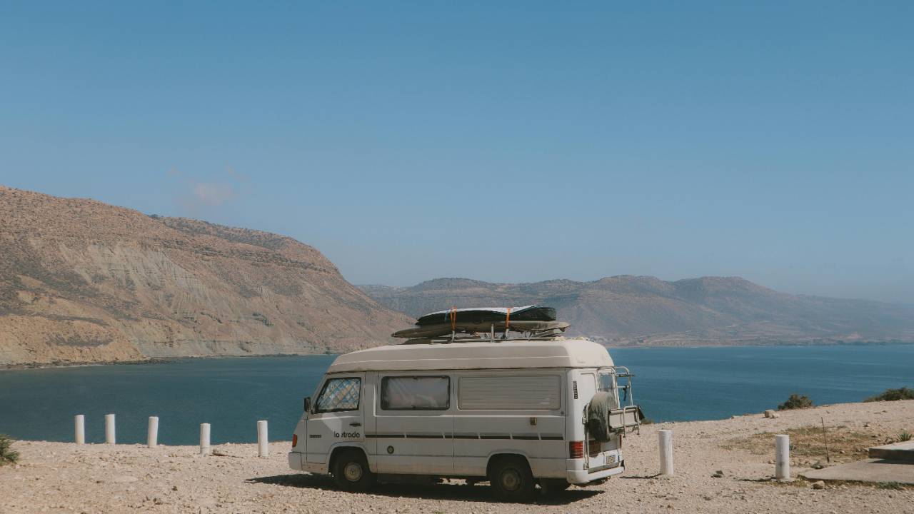Preparativos de un surf trip: van frente al mar al amanecer