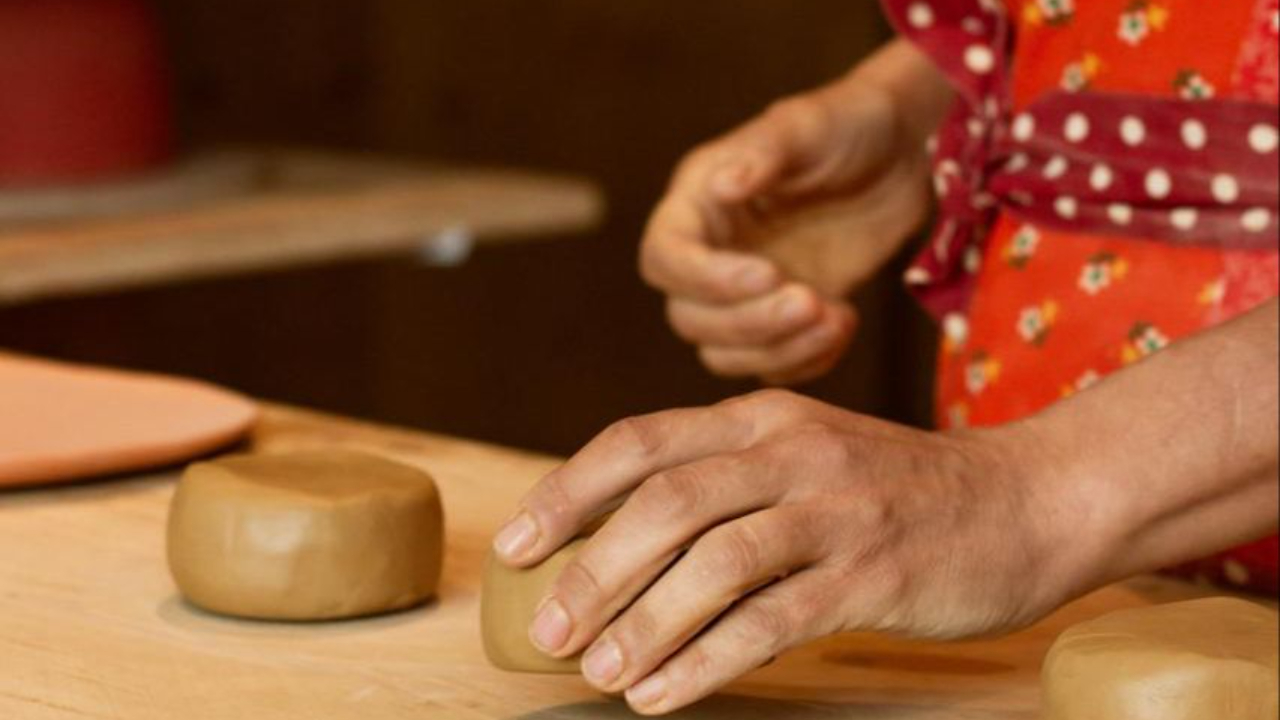Petra Thöni leitet die Handwerkskunst-Akademie und bietet Online-Töpferkurse für Anfänger. Hier erklärt sie Schritt für Schritt, wie Keramik und Tonarbeiten auch zu Hause gelingen