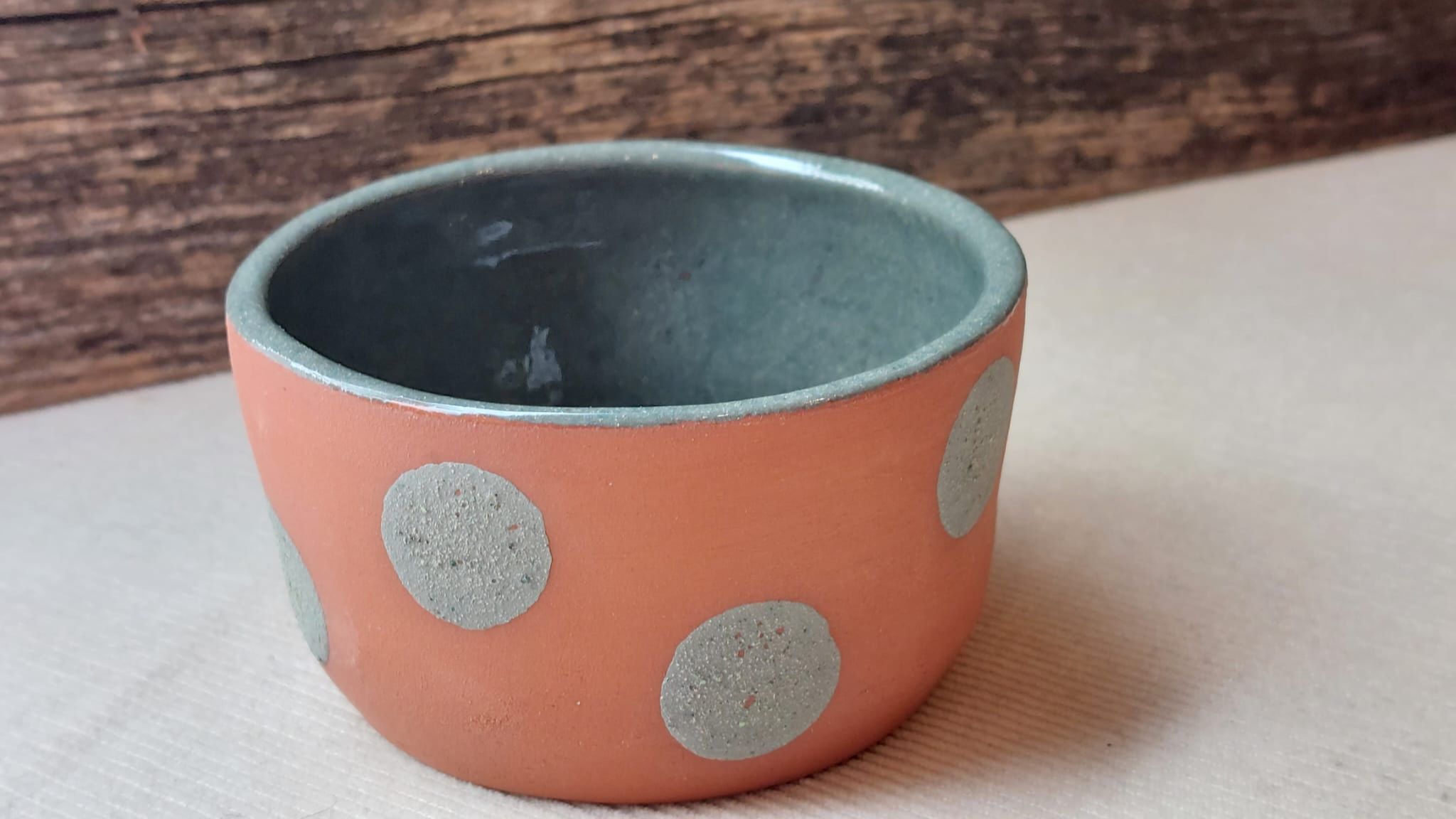 Petra Thöni leitet die Handwerkskunst-Akademie und bietet Online-Töpferkurse für Anfänger. Hier erklärt sie Schritt für Schritt, wie Keramik und Tonarbeiten auch zu Hause gelingen.