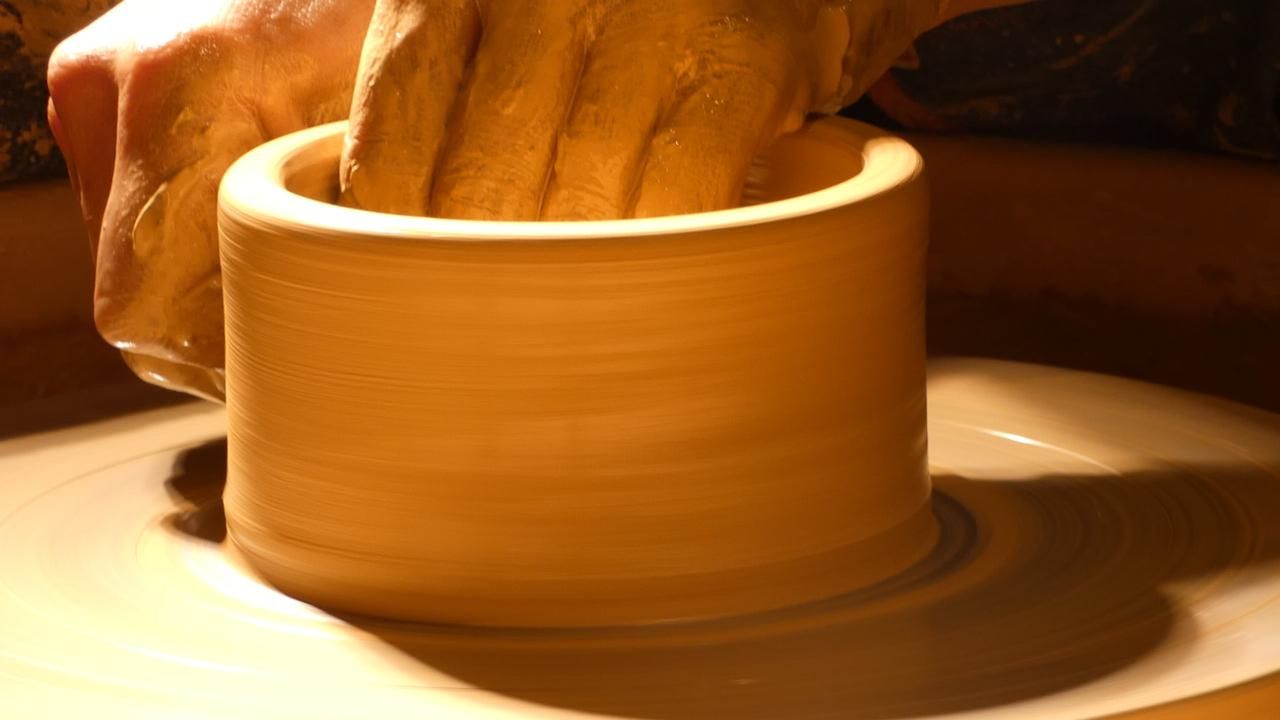 Petra Thöni – Expertin für Töpferkunst und Keramik in Österreich. Seit über 30 Jahren zeigt sie, wie man Töpfern zu Hause ohne teure Töpferscheibe lernt.