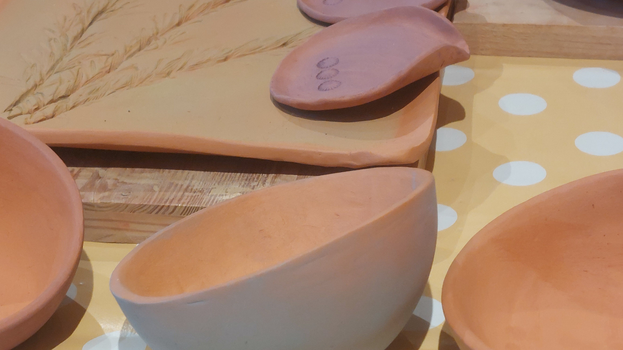 Die österreichische Töpfer-Expertin Petra Thöni begleitet Anfänger und Fortgeschrittene. Mit ehrlichen Tipps, Checklisten und Kursen macht sie Töpfern zu Hause möglich.