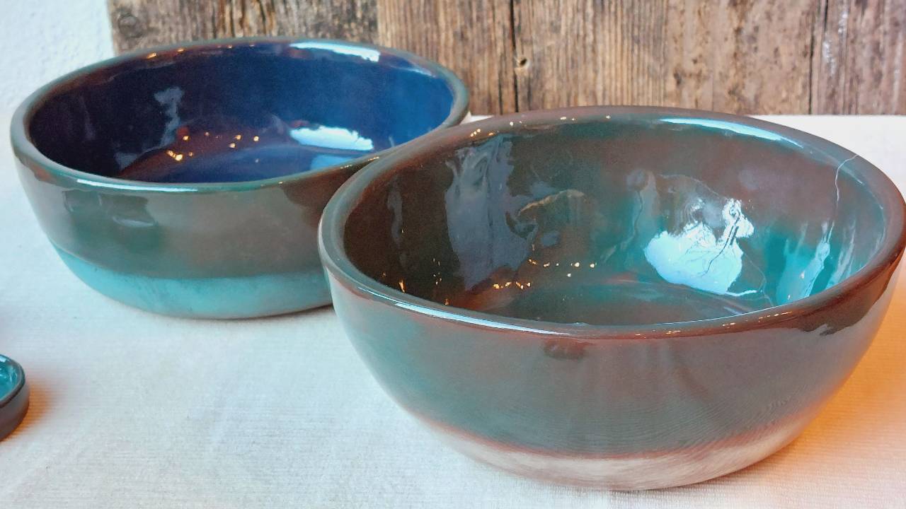 Petra Thöni – Expertin für Töpferkunst und Keramik in Österreich. Seit über 30 Jahren zeigt sie, wie man Töpfern zu Hause ohne teure Töpferscheibe lernt.