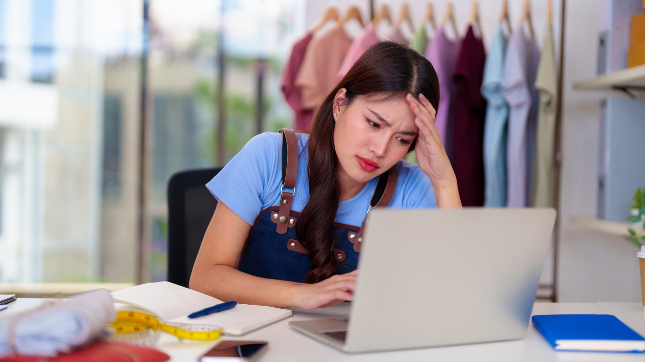 WOMEN CONFUSED ON LAPTOP