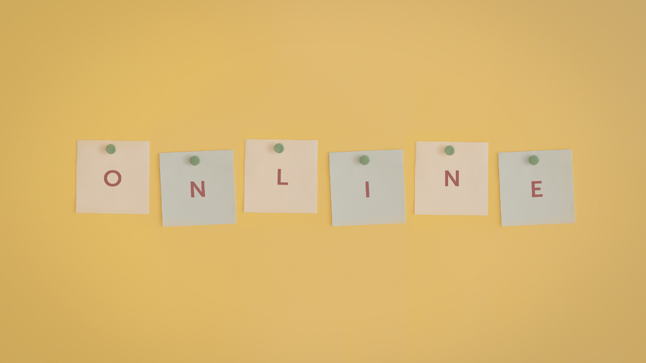 sticky notes that say online