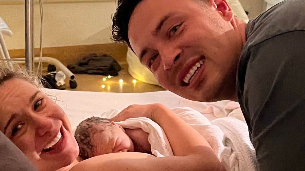 Calmbirth with Amy Watson. First time parents. Physiological labour. Vaginal birth. Skin to Skin. Breastfeeding. Partner Support. Positive birth experience. 