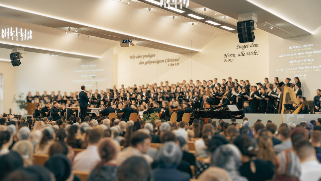 Dirigieren lernen – Chorleiter gibt Takt in Chorprobe vor