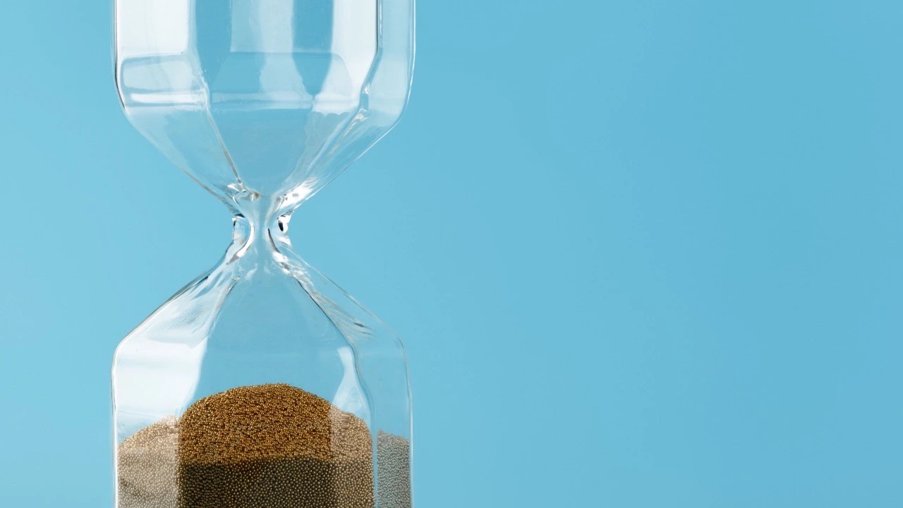 Hourglass symbolising timing in leadership decisions