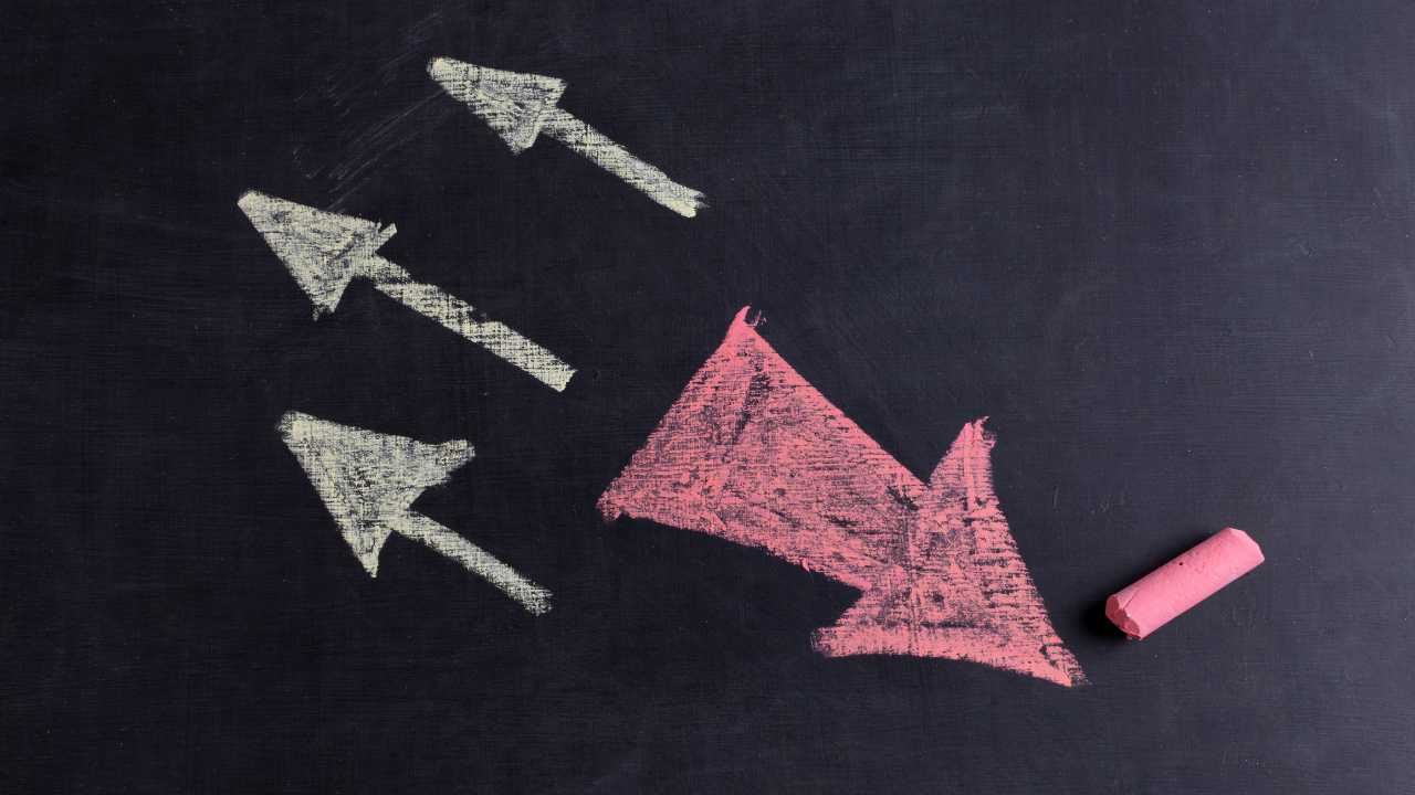 arrows going in opposite directions This serves as a sophisticated metaphor for the "different destinations" and "perception gaps" that exist within a team that appears to be on the same journey.