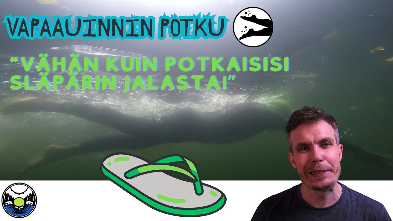 Uimavalmentaja näyttää släpärimielikuvaa vapaauinnin potkuun, taustalla uimari altaassa