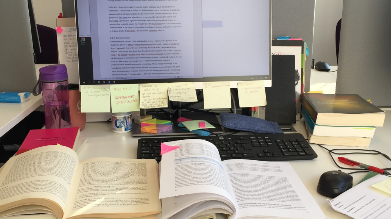 Skrivebordet under masterskriving