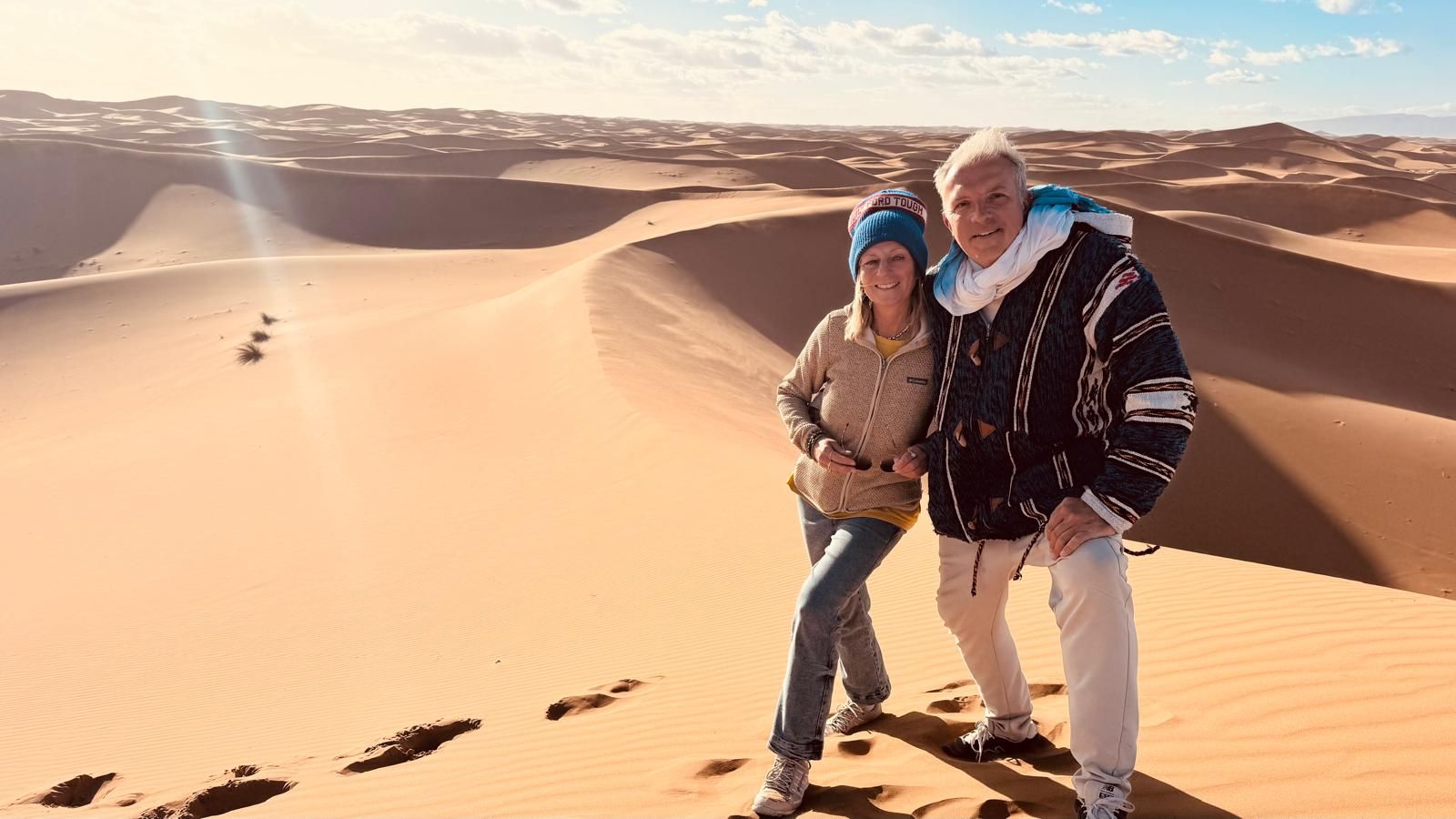 Alex und Jürgen in hohen Sanddünen in der Sahara bei Sonnenuntergang