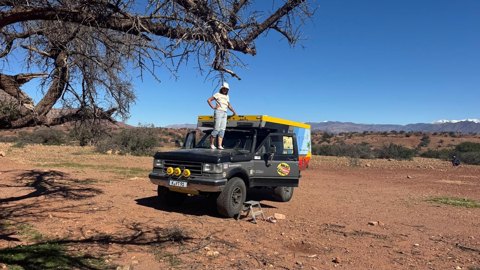 Bronco auf dem Freistellplatz nach Marrakesch