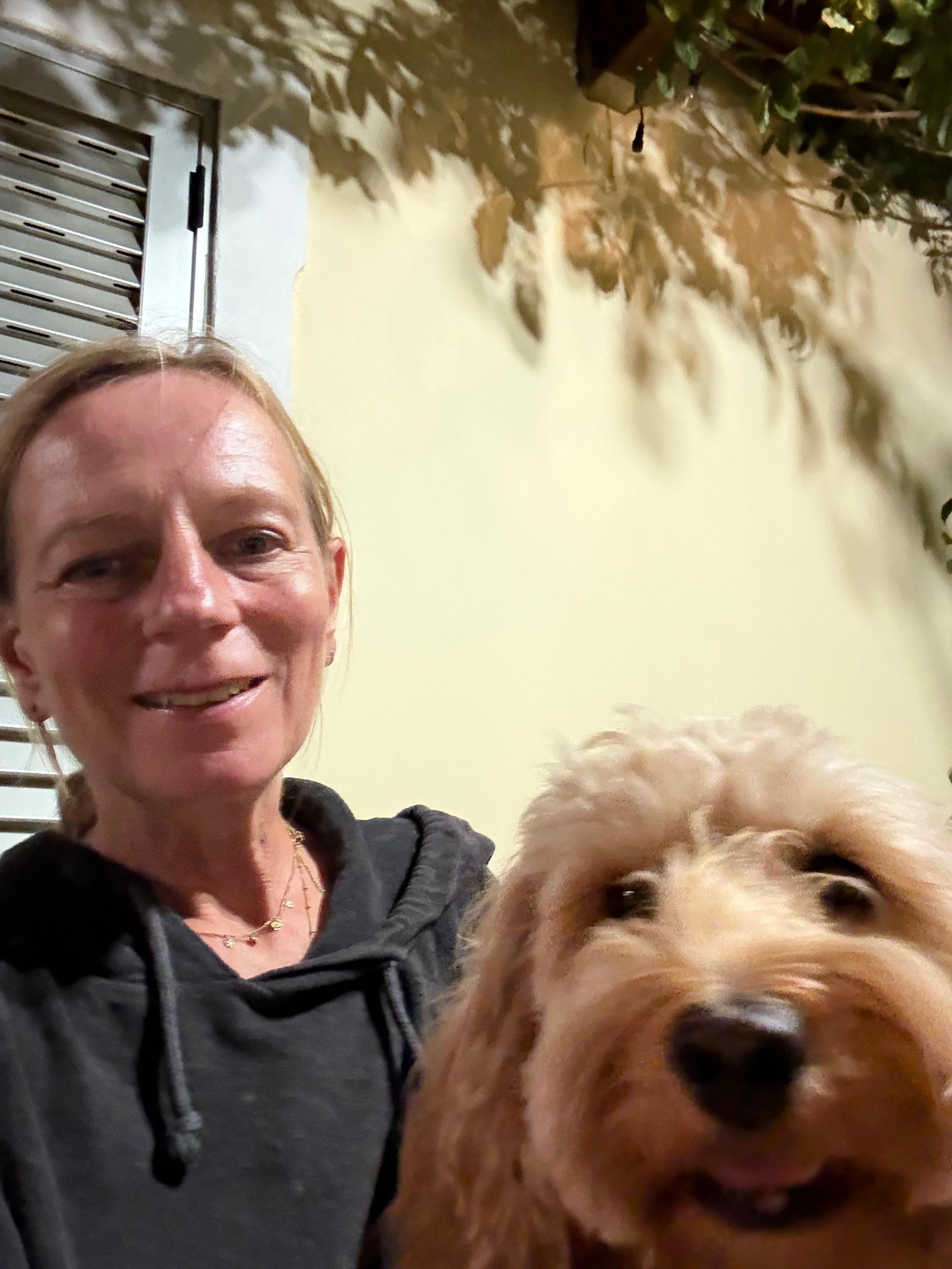 Alex mit Molly beim Housesitting in Portugal
