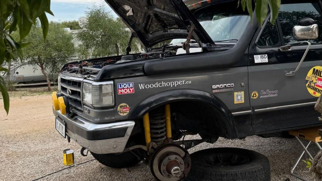 Bronco ohne Vorderräder