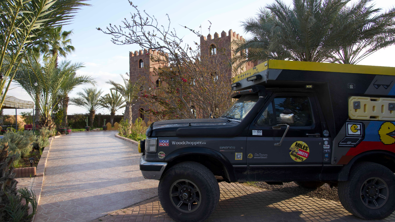 Bronco auf dem Campground bei Marrakesch – Kapitel 27 des MilesMeetsMoments Reisetagebuchs