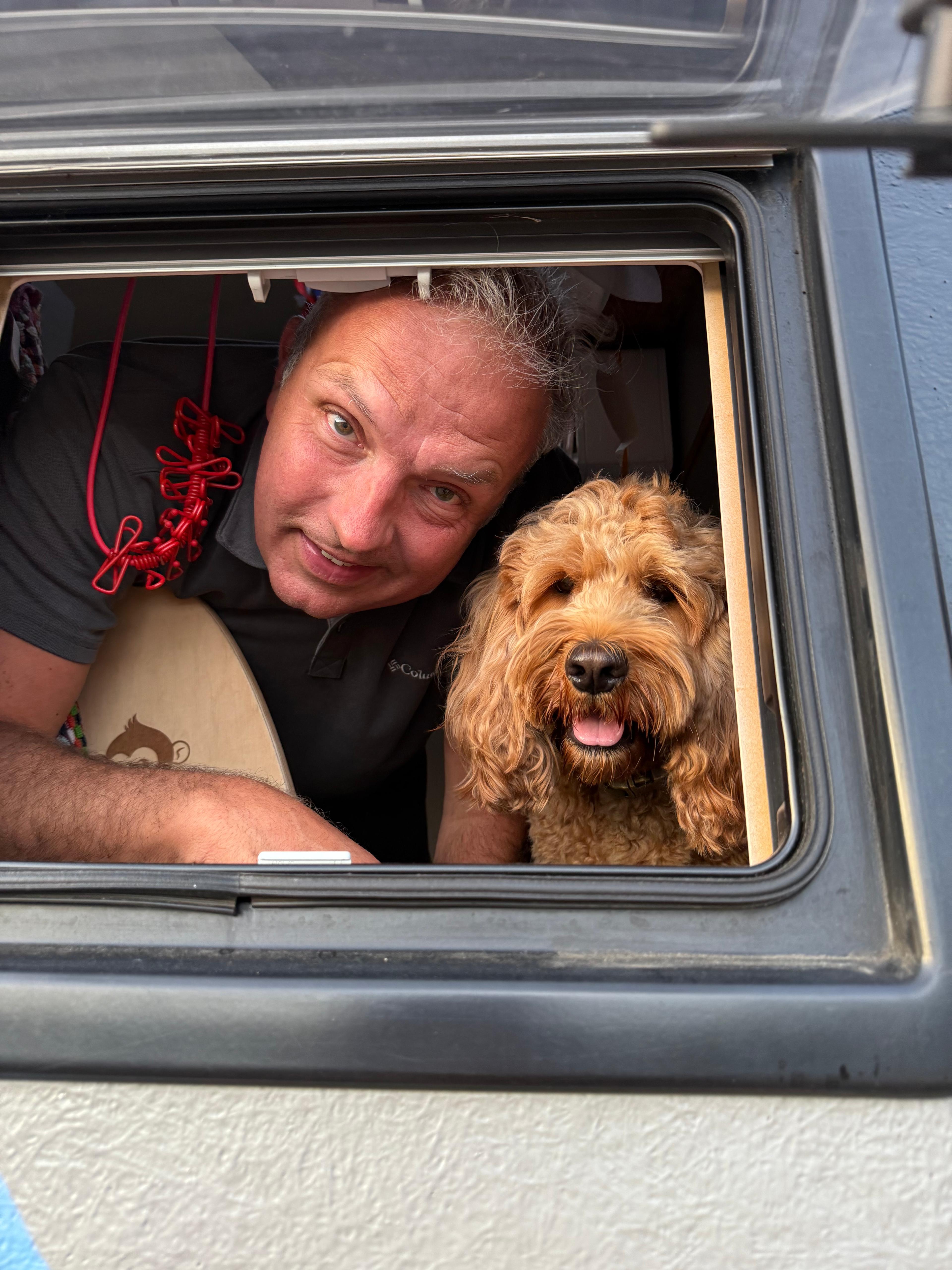 Jürgen mit Felix beim Housesitting in Portugal