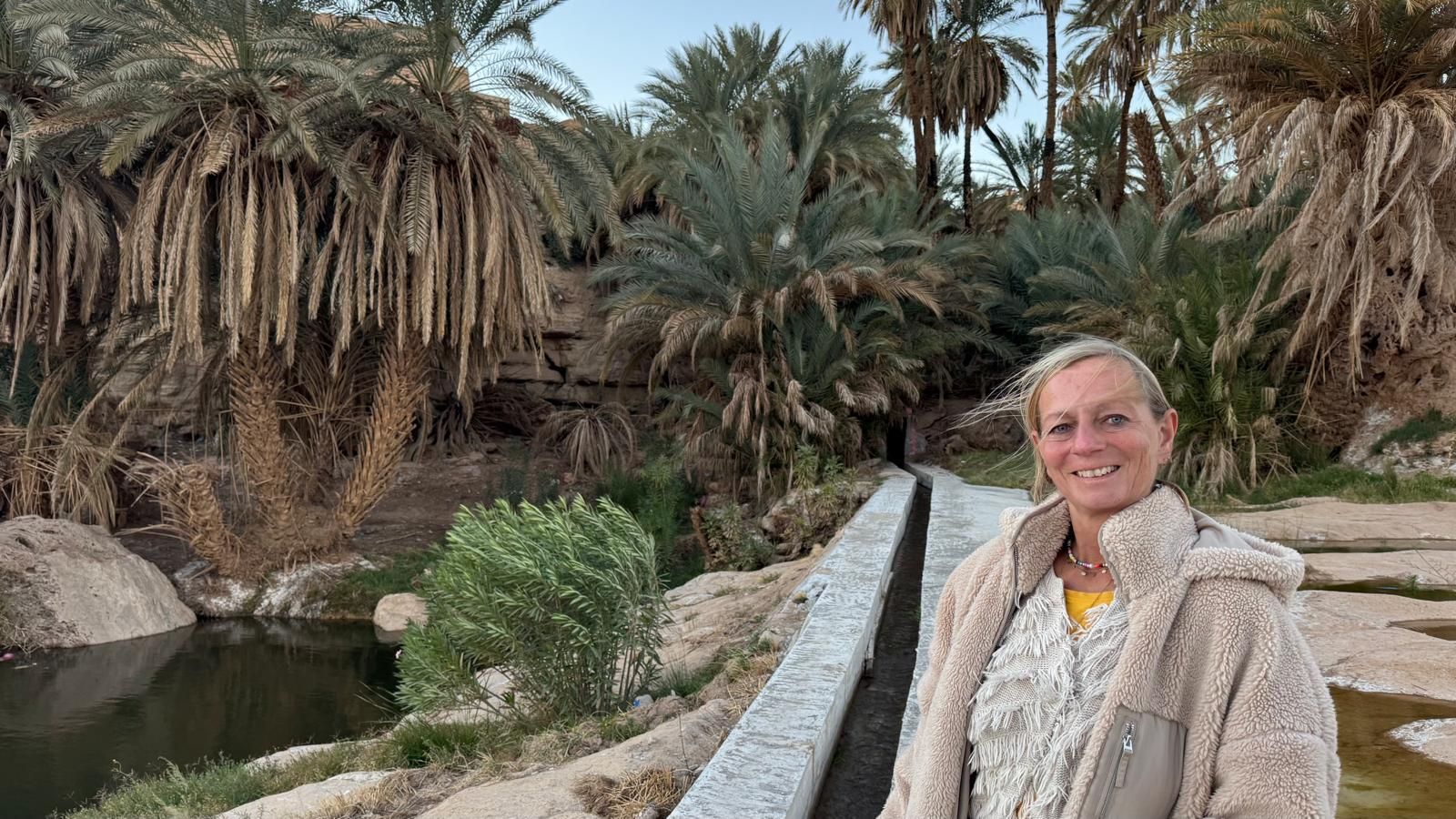 Alex in der Oase mit vielen Palmen