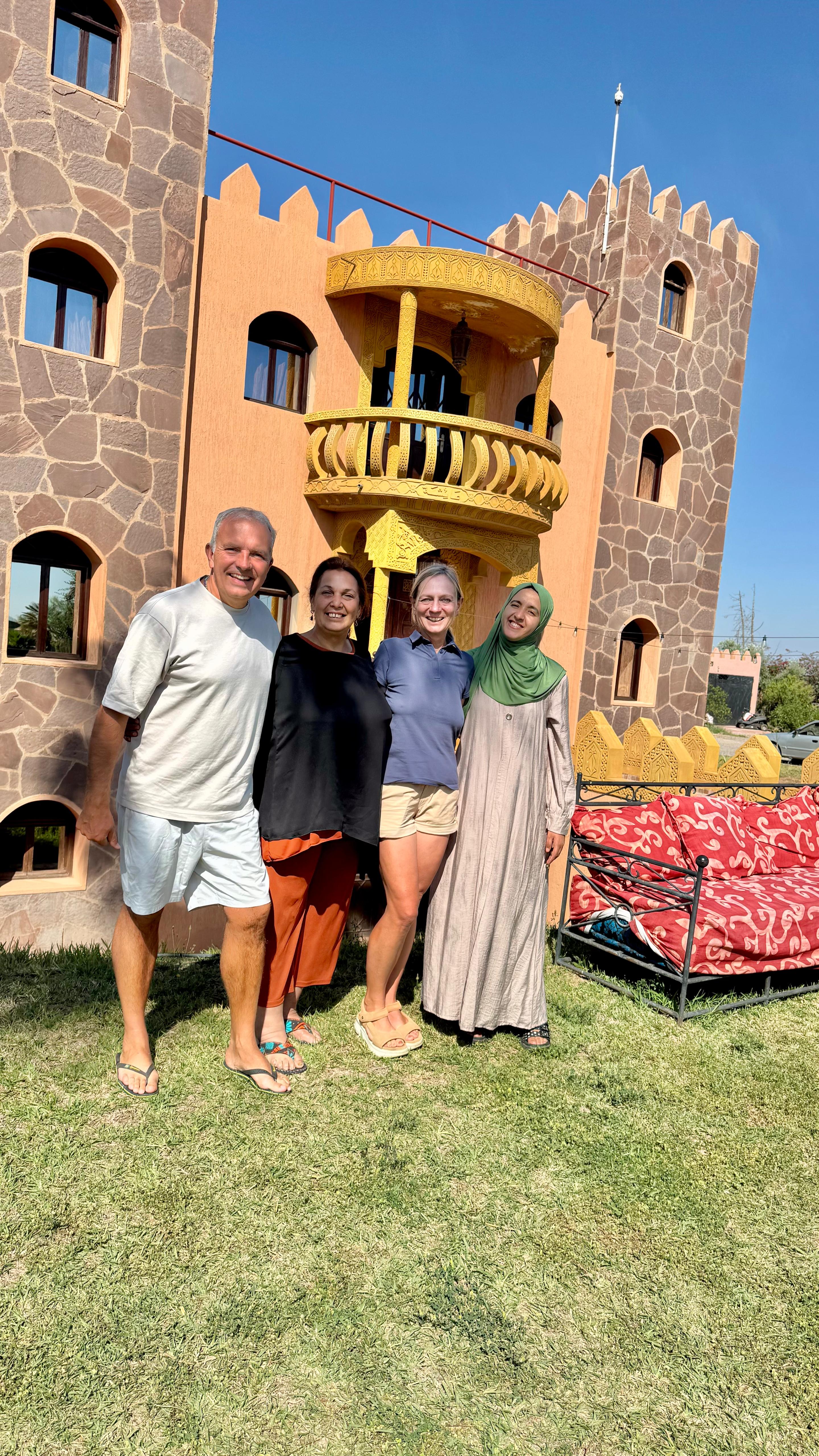 Aicha, Alex, J&uuml;rgen und ein M&auml;dchen auf dem Anwesen Marokko-Reisen Schatz bei Marrakesch