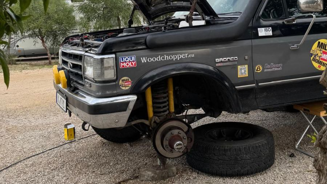 Bronco, Mechaniker und erste Tage in Marokko – Ankommen in Kapitel 10 des MilesMeetsMoments Reisetagebuchs.