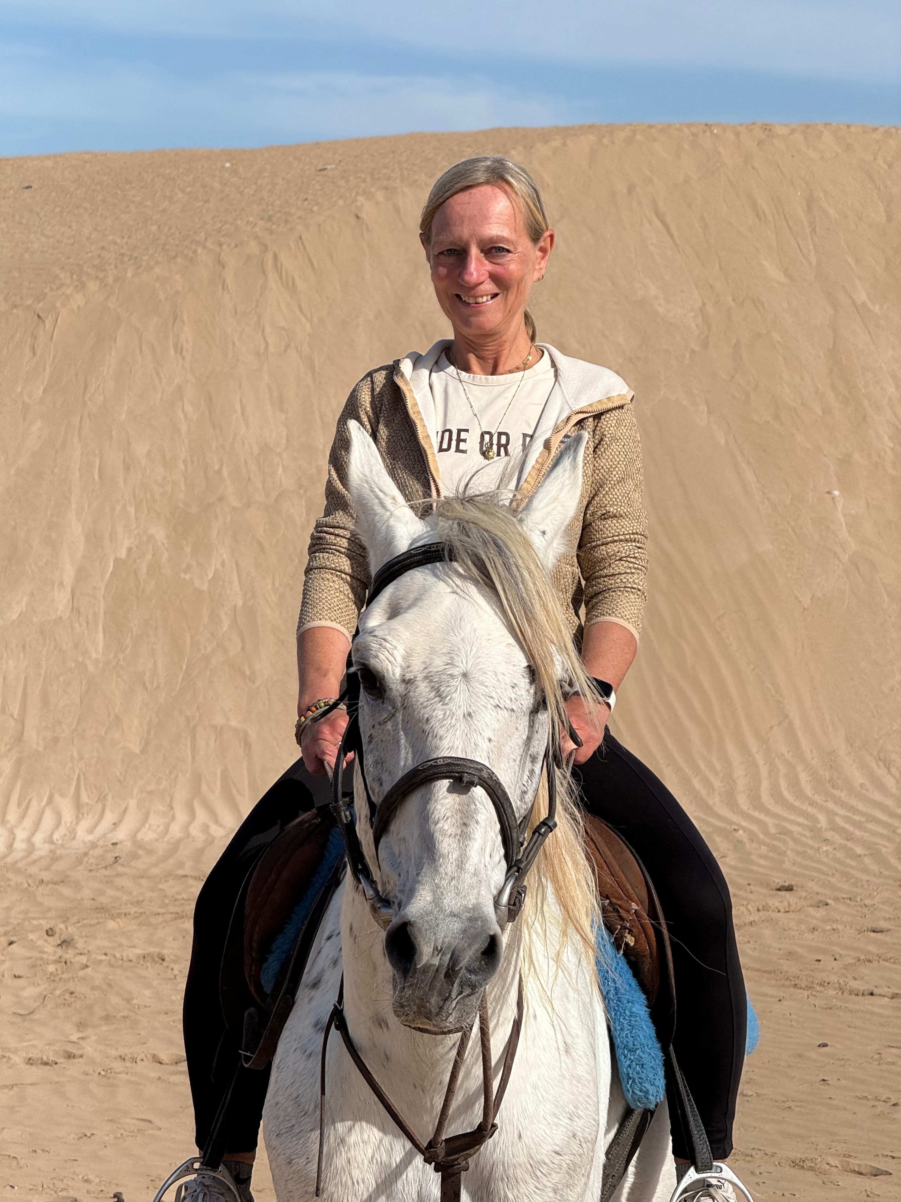 Alex auf einem Pferd bei der Tierbetreuung während eines Housesits