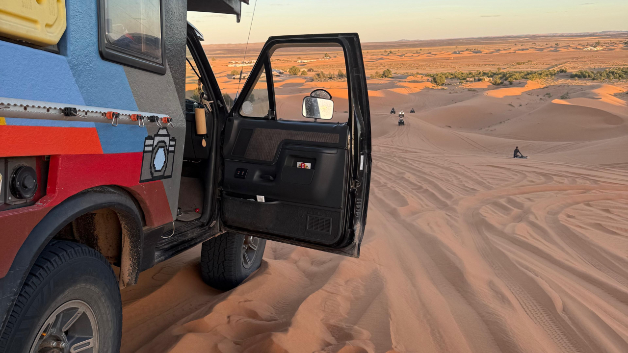 Ford Bronco in den Dünen von Merzouga in der Sahara – Marokko Roadtrip