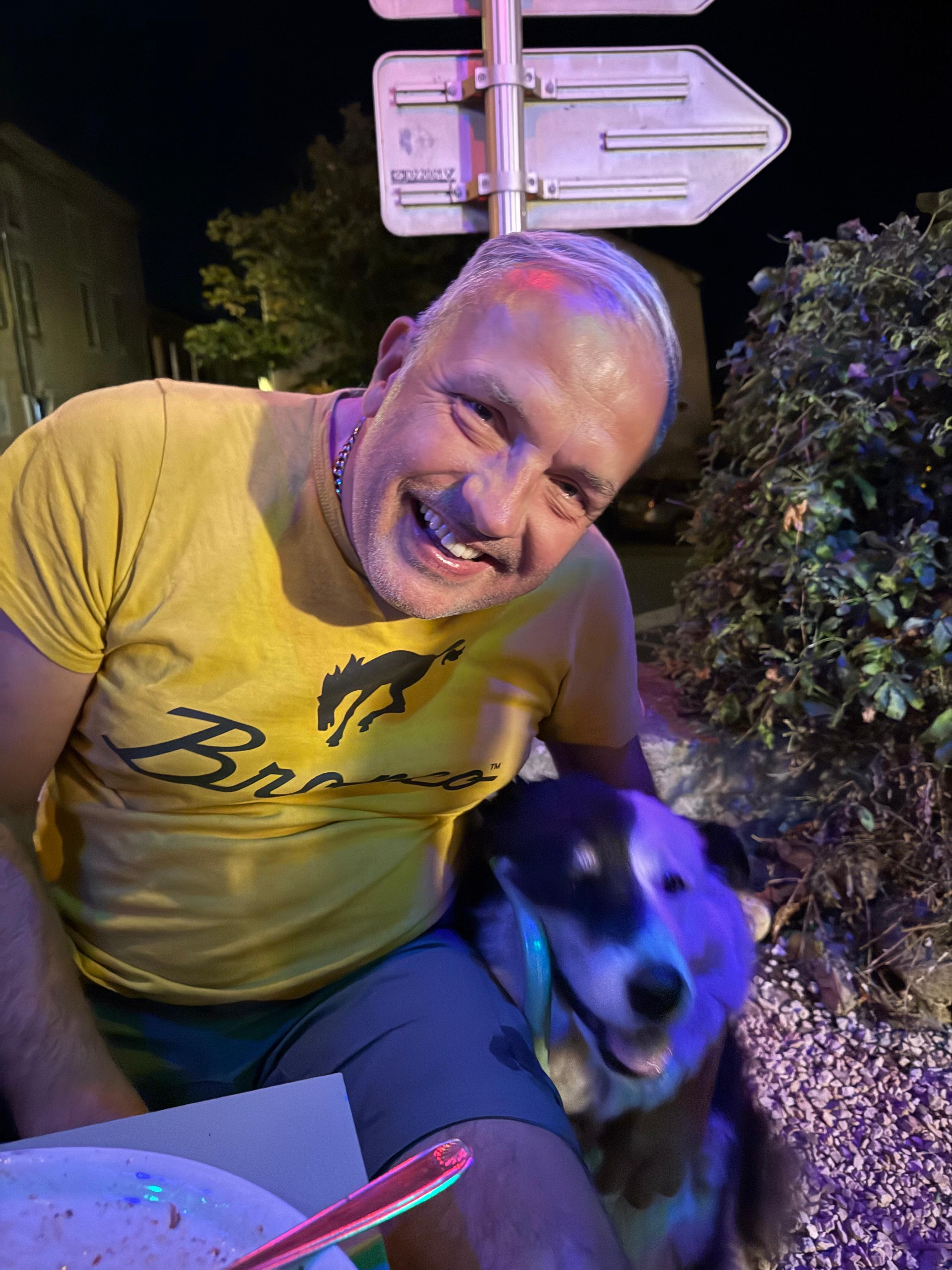 Jürgen mit Hund während eines Housesits in Frankreich