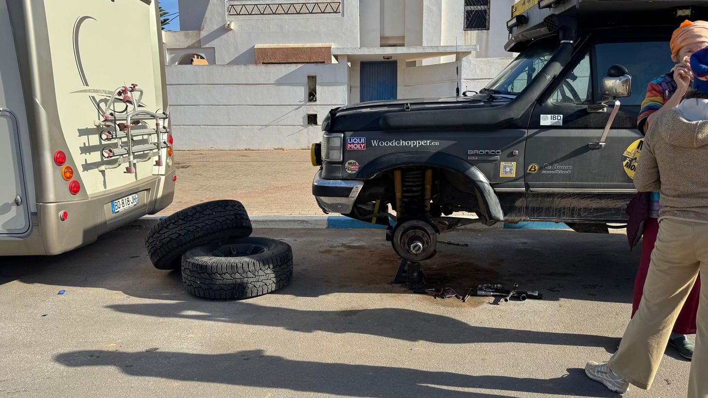 Der Bronco in der Werkstatt in Tan-Tan