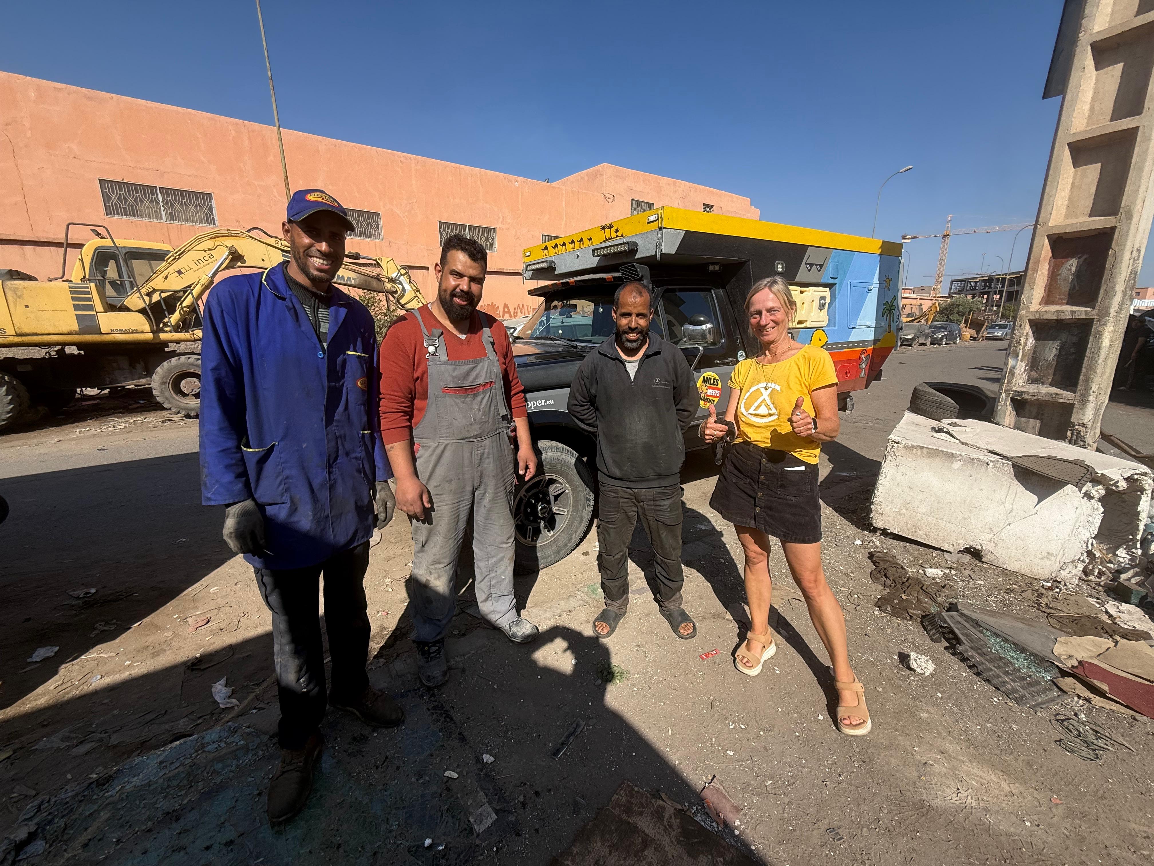 Alex mit Werkstattpersonal in Marokko