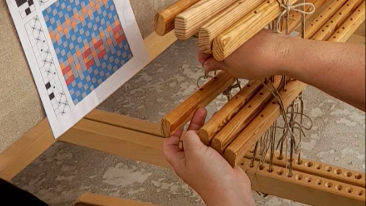 kutoja sitomassa polkusia