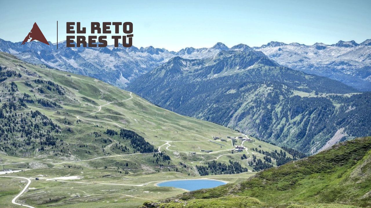 Planificación de temporada ultra trail - senderos de montaña mostrando diferentes rutas y etapas en paisaje alpino