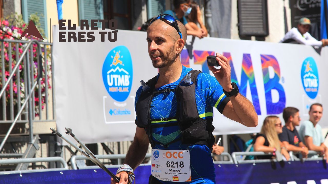 Corredor en la OCC del UTMB entrando en meta