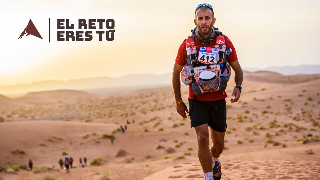 Corredor solitario caminando por duna del Sahara durante etapa larga de Marathon des Sables al atardecer