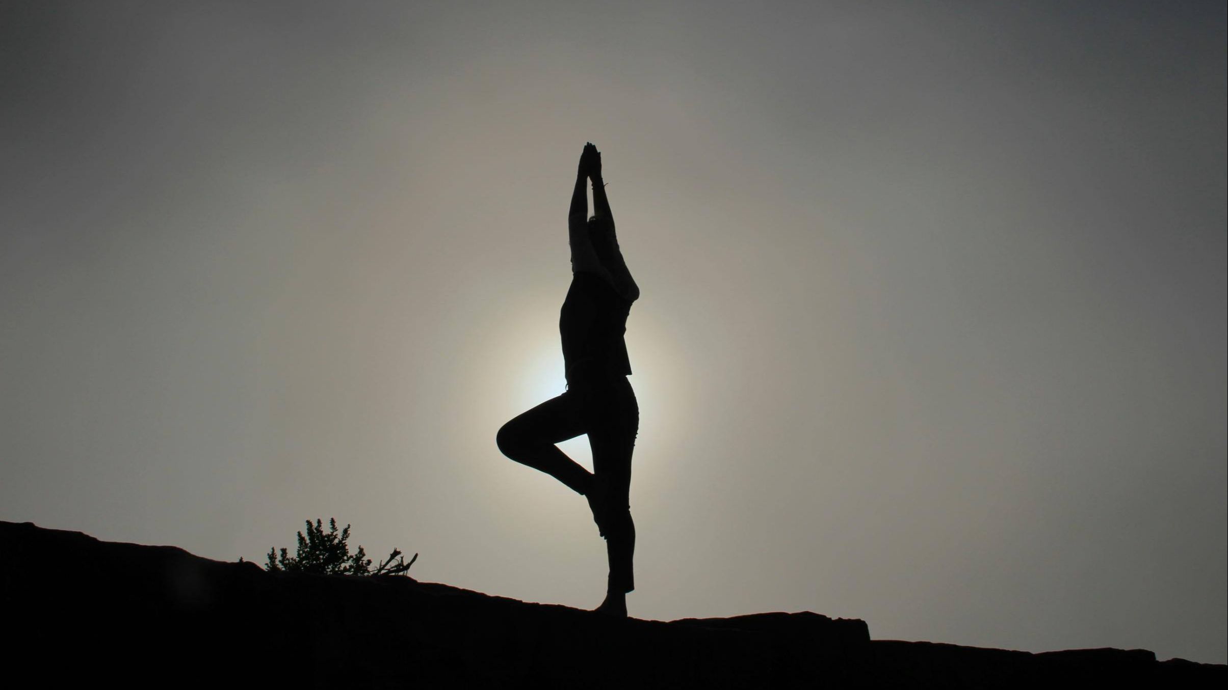 ragazza che pratica yoga