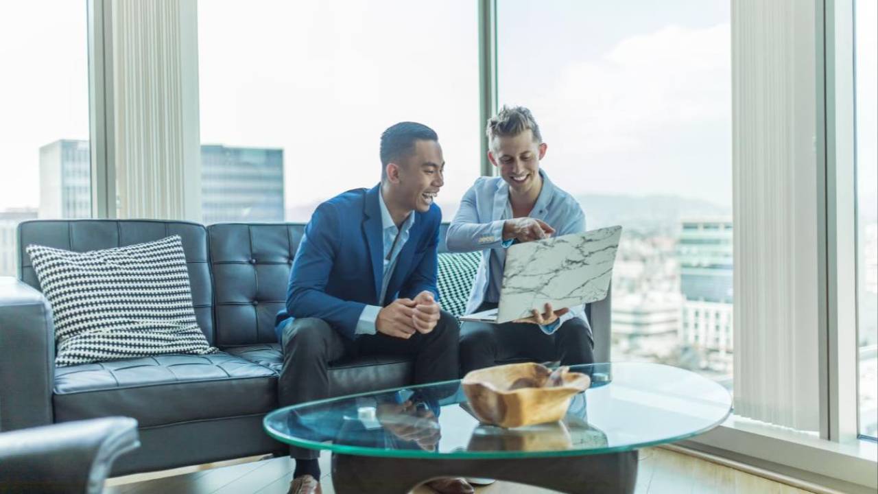 due persone che lavorano e ridono insieme