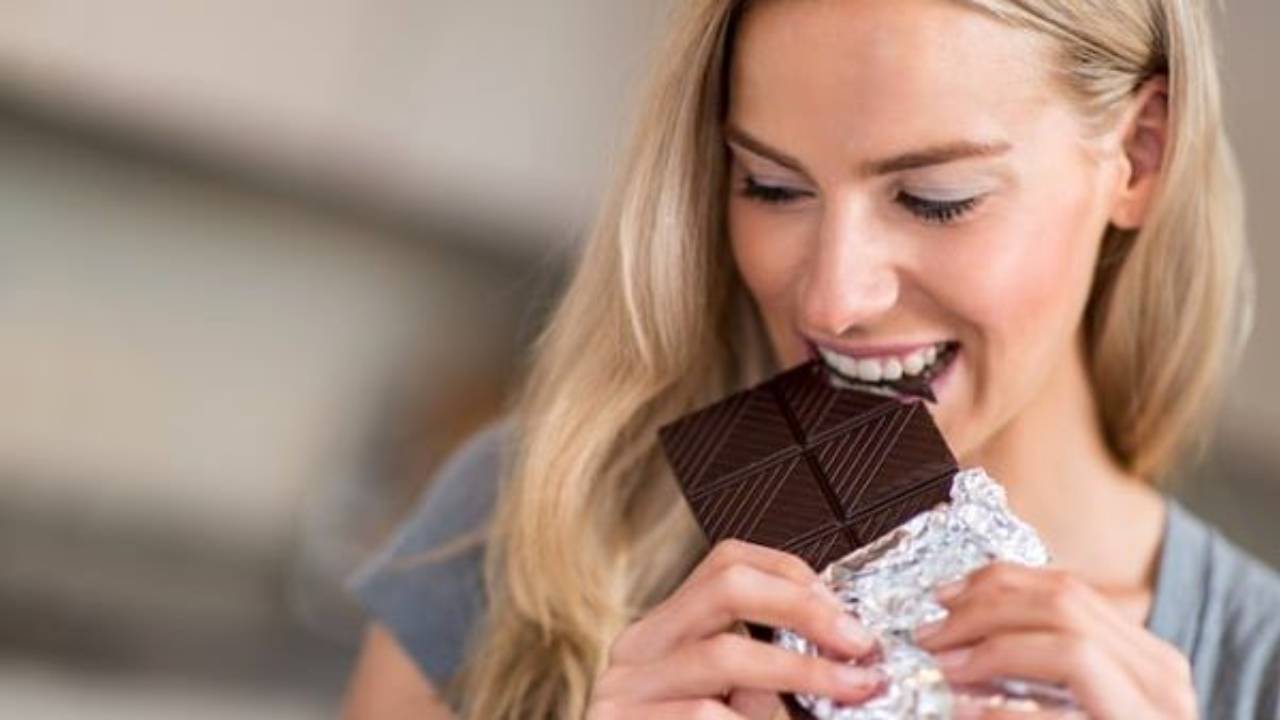Il cioccolato fondente, insieme a tanti altri cibi, aiuta a migliorare l'umore