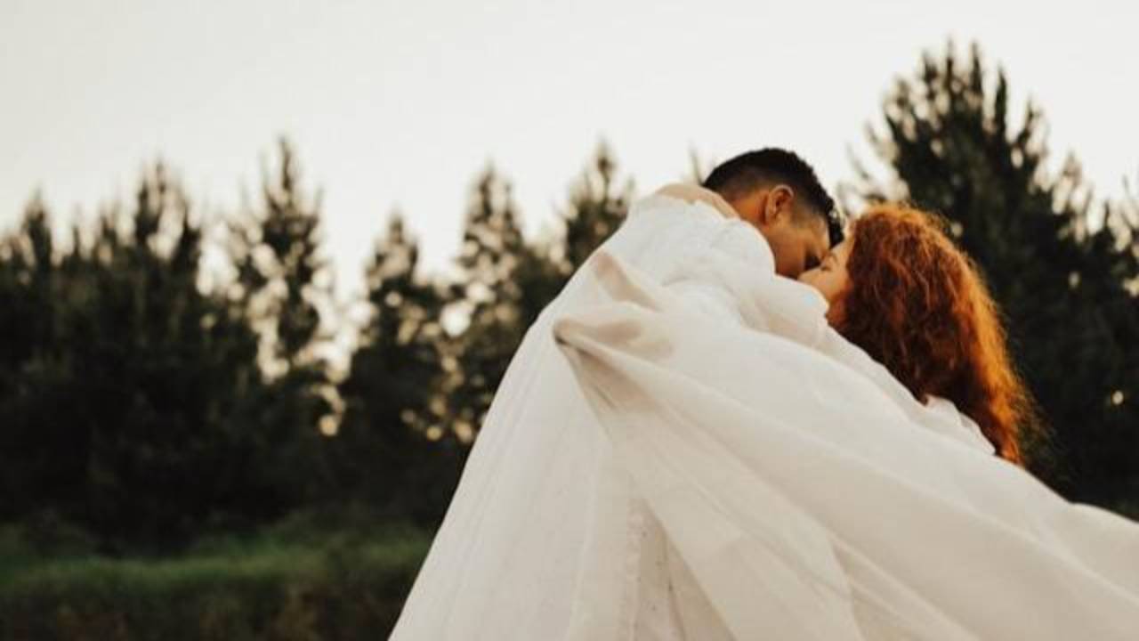 abbraccio di una coppia