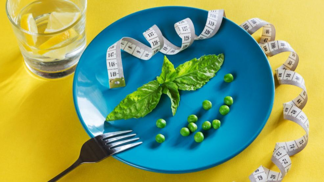 piatto povero di cibo con un metro a fianco