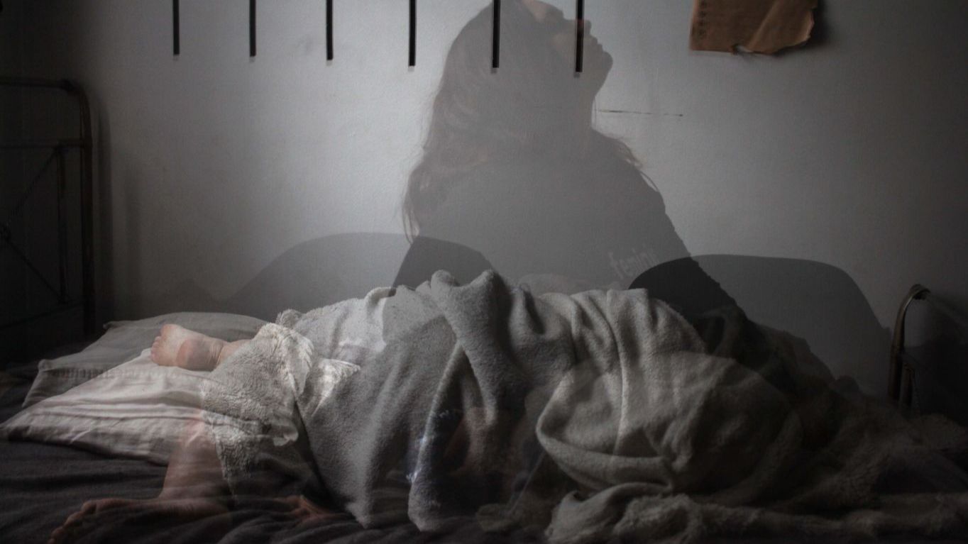 persona che non riesce a dormire