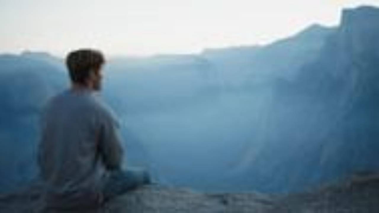 ragazzo solo su una montagna