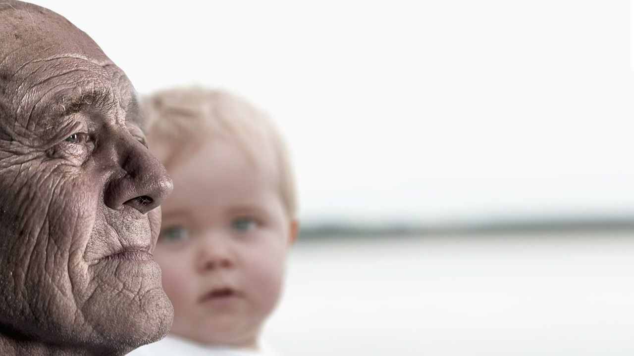 Uomo anziano vicino a un bambino