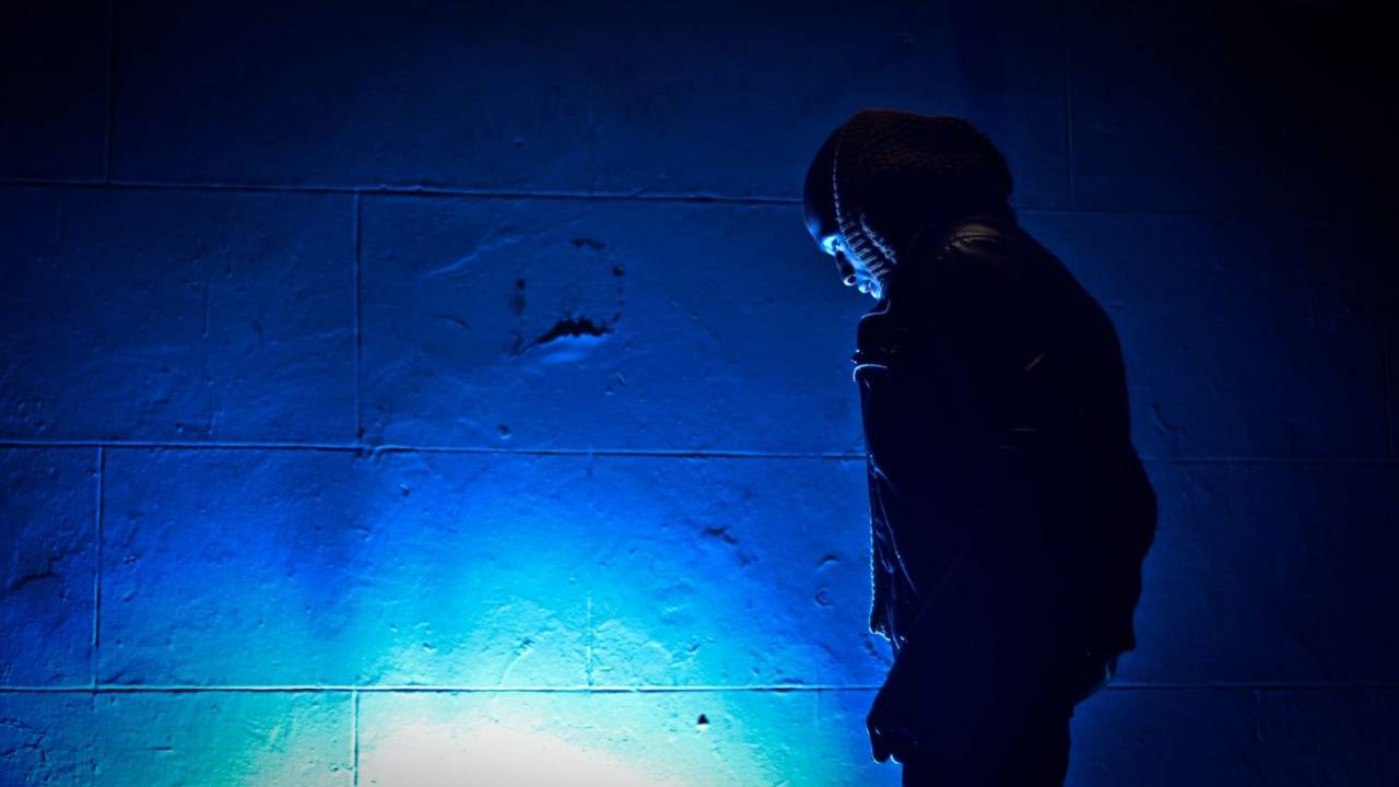 un uomo solo spaventato dall'abbandono