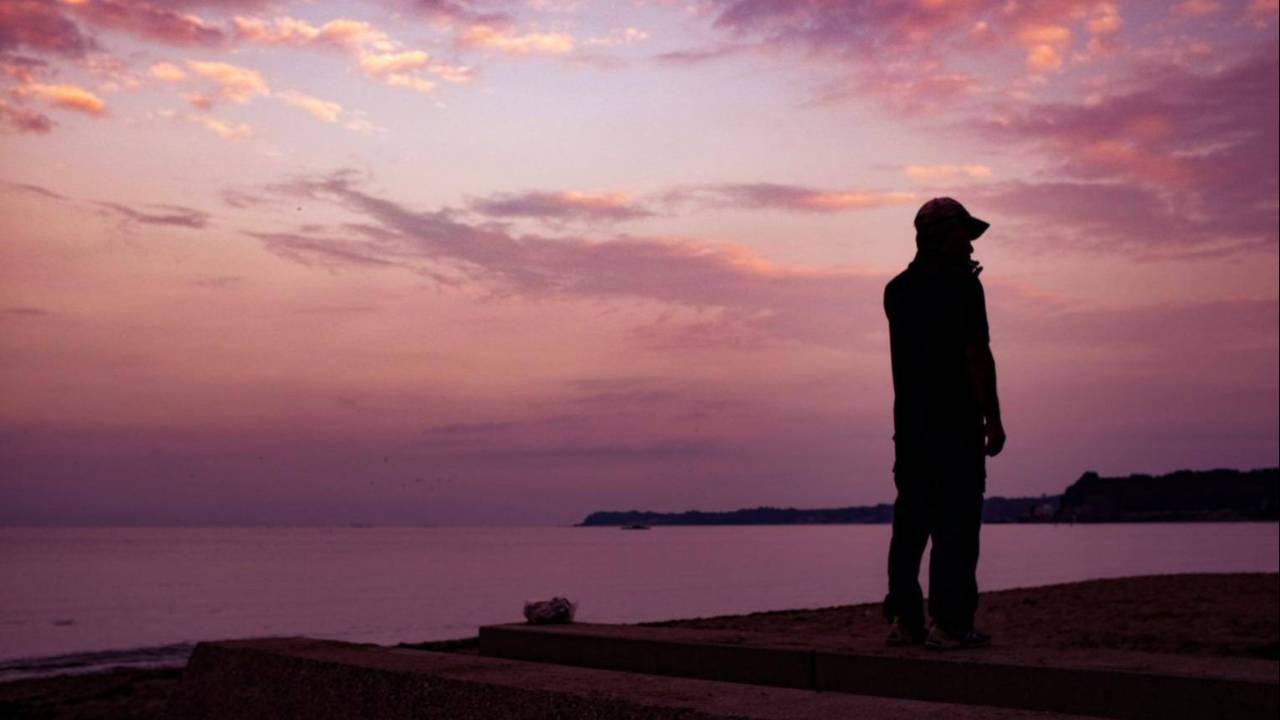 uomo vicino al mare che riflette