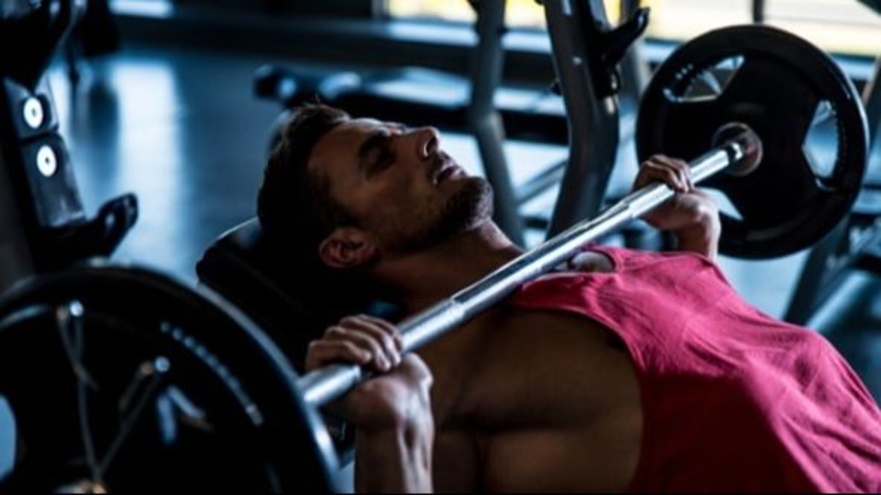 Progressione del carico e allenamento con i pesi per aumentare la massa muscolare e ridurre la massa grassa