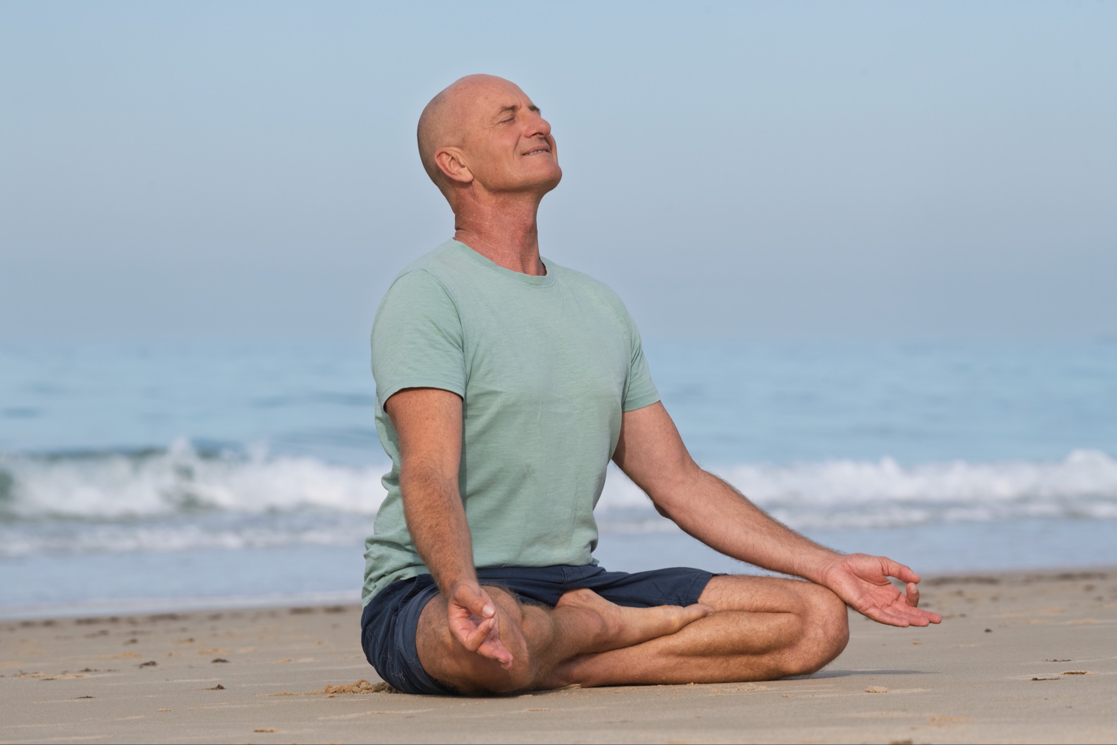 Marcos medita después de practicar pranayam