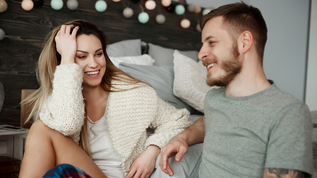 pareja hablando cara a cara